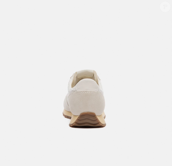 Com perfil baixo e estética retrô, o New Balance 471 acompanha a tendência de tênis mais discretos, que podem ser combinados com peças casuais e sofisticadas para criar produções versáteis na primavera