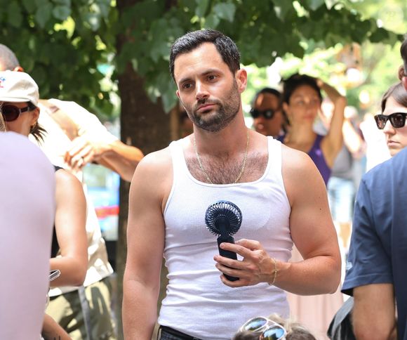 Penn Badgley expõe bastidores de Gossip Girl e revela pressão para manter a aparência 'perfeita'
