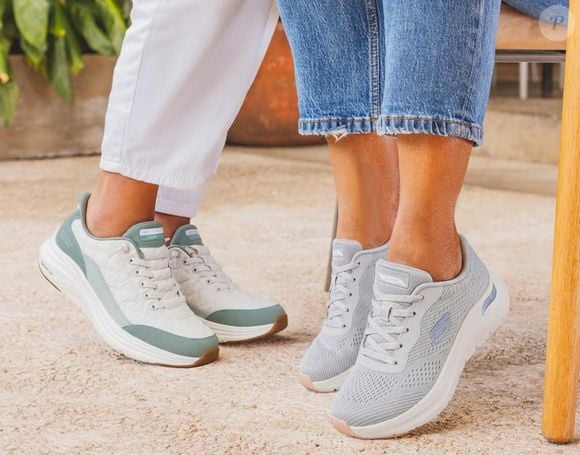 Como combinar? Os modelos ficam elegante com jeans reto, alfaiataria casual e até vestidos fluidos para um visual confortável e moderno
