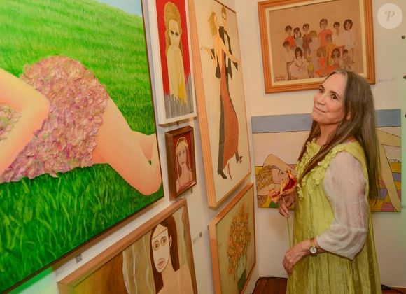 Regina Duarte recorreu a cadeira de rodas após andar por cerca de três horas em mostra de arte em SP