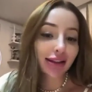 Any Awuada surgiu na web com alguns documentos na mão, recentemente.