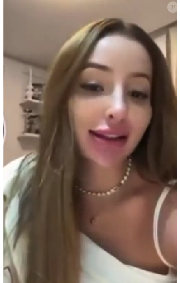 Any Awuada surgiu na web com alguns documentos na mão, recentemente.