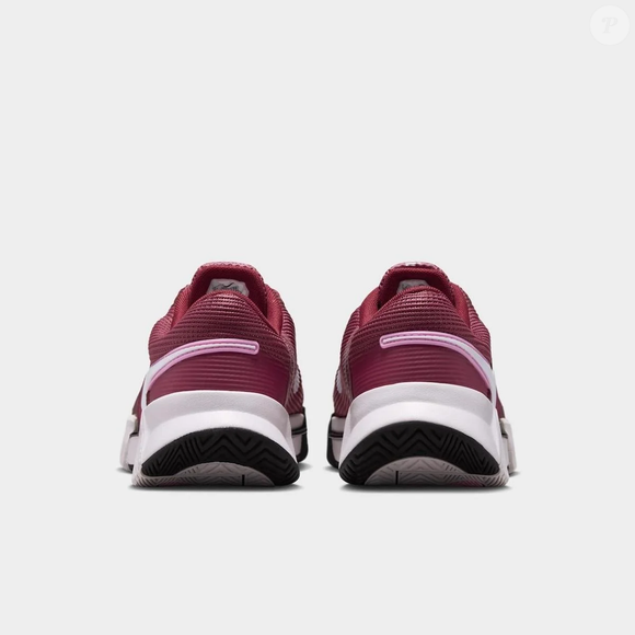 Desenvolvido para uso em quadras duras, o Nike Zoom GP Challenge 1.5 HC conta com borracha de alta abrasão no antepé e reforço de borracha na região próxima aos dedões, características que contribuem para a tração e a durabilidade