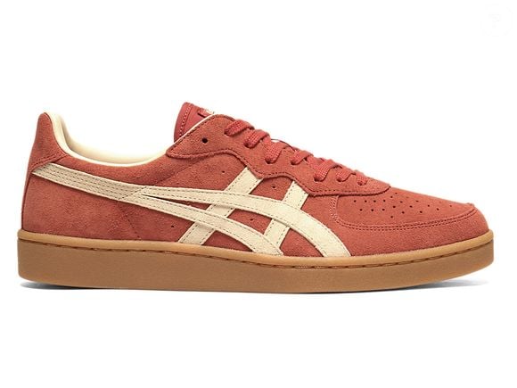 O tênis GSM da Onitsuka Tiger aposta em uma silhueta clássica de cano baixo inspirada nos calçados de tênis dos anos 1980. Com cabedal inteiramente confeccionado em camurça, o modelo une referências esportivas e acabamento sofisticado