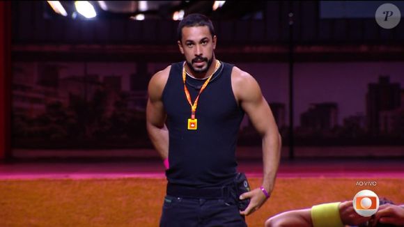 Maike 'saboneta' e leva atenção de Tadeu Schmidt no 'BBB 25'