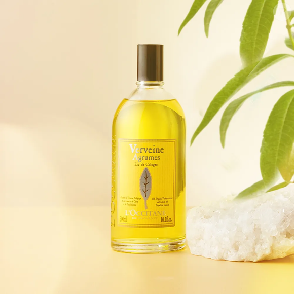 Verbena Cítrica (L'Occitane en Provence) - 50ml | R$ 129,00 - Inspirada nas plantações de verbena do sul da França, esta colônia combina notas vibrantes de limão, toranja e hortelã com um coração herbal de verbena, alecrim e rosas