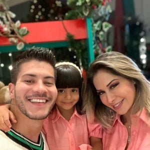 Arthur Aguiar também é pai de Sophia, de 7 anos, fruto do casamento com Maíra Cardi, relação que chegou ao fim em 2022 após um período marcado por crises públicas, conforme informações divulgadas pela Quem