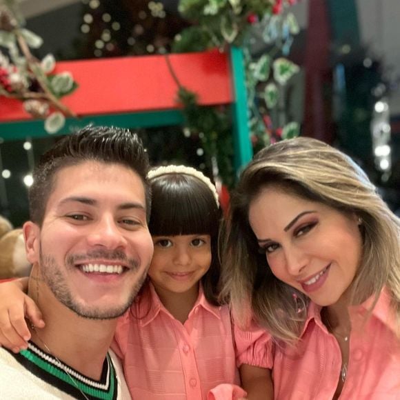 Arthur Aguiar também é pai de Sophia, de 7 anos, fruto do casamento com Maíra Cardi, relação que chegou ao fim em 2022 após um período marcado por crises públicas, conforme informações divulgadas pela Quem