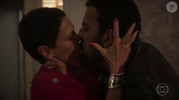 Celina (Malu Galli) e Olavo (Ricardo Teodoro) vivem namoro quente na novela Vale Tudo
