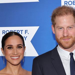 No livro, é narrado uma briga entre o Príncipe Harry e o tio após comentários do mesmo sobre Meghan Markle