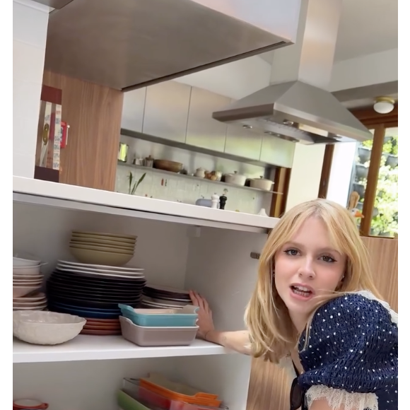 Isa Scherer mantém armários marrons e com detalhes em inox na cozinha