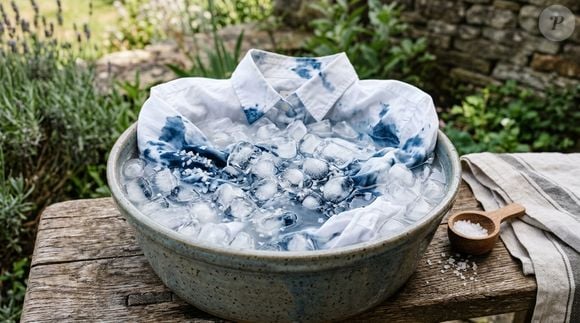 Uma mistura de água, gelo e sal também aparece entre as alternativas para tentar remover a transferência de cor sem recorrer à água quente, que pode fazer algumas peças encolherem