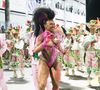 Evelyn Bastos usa fantasia com conceito que se relaciona a uma "joia"
