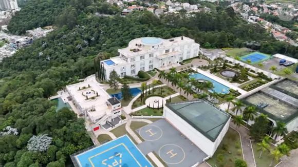 Prêmio da Mega da Virada 2025 pode dar ao vencedor chance de comprar uma casa de milhões, praticamente o prêmio da mansão de luxo de Daniela Albuquerque e Amilcare Dallevo