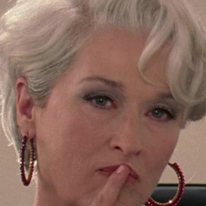 Suas notas de topo incluem bergamota, laranja amarga, mimosa e tangerina, trazendo frescor na primeira impressão