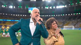 'Era melhor deixar o samba morrer': Alcione e Belo cantam Hino Nacional antes de jogo do Brasil e web detona performances. 'Vexame'