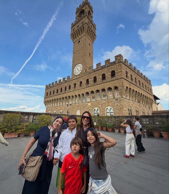 Em sua viagem à Itália, Patricia Abravanel compartilhou registros com os filhos e a mãe e escreveu sobre a importância de estar perto de quem ama. De acordo com o Alô Alô Bahia, a publicação recebeu mensagens de apoio em meio à repercussão de notícias sobre seu casamento com Fabio Faria