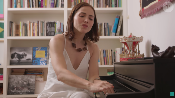 Letícia Colin mantém um piano em sua casa, que precisou aprender a 'fingir tocar' quando se preparava para um papel