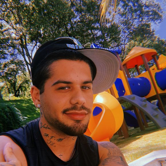 Zé Felipe participou do 'PodCats', apresentado por Camila Loures e Mari Menezes, e revelou ter passado por momentos delicados com sua saúde mental no último ano