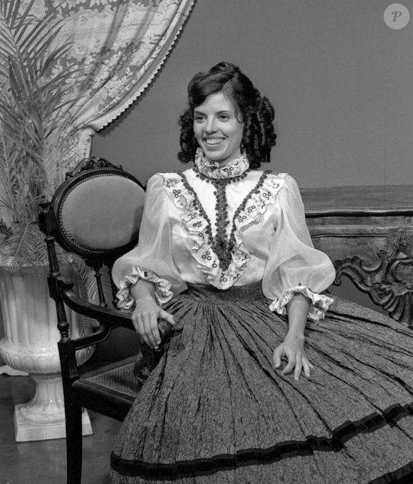 Lúcia Alves foi casada com o comerciante Fred Schlesinger por cerca de 20 anos; ao se conhecerem, ele também fazia curso de teatro: 'Ainda produzi algumas peças, atividade que gosto muito de fazer, mas acabei largando, para ser representante comercial'