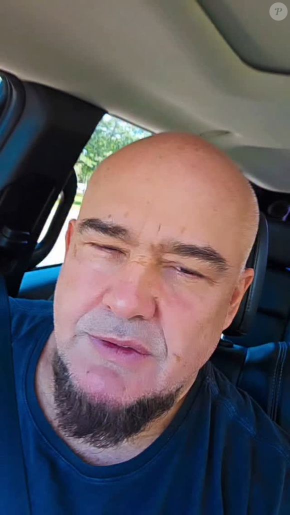 Digão publicou a foto de uma mochila atribuída a Juliana, que traz um broche com a frase ‘Ele não’. Este foi o slogan utilizado por opositores de Jair Bolsonaro nas eleições de 2018