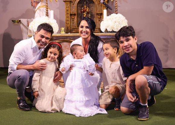 Zezé Di Camargo e Graciele Lacerda em foto com a filha, Clara, e três netos do sertanejo, avô de quatro