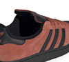 Novo modelo de tênis Adidas Superstar traz cor old money, tendência em looks para o trabalho