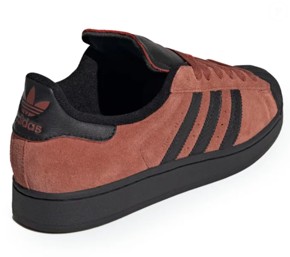 Novo modelo de tênis Adidas Superstar traz cor old money, tendência em looks para o trabalho