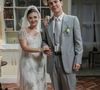 Novela 'Garota do Momento': Celeste (Débora Ozório) aposta em vestido de noiva romântico para o casamento com Edu (Caio Manhente).