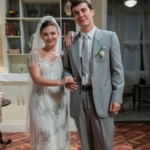 Novela 'Garota do Momento': Celeste (Débora Ozório)  aposta em vestido de noiva romântico para o casamento com Edu (Caio Manhente).