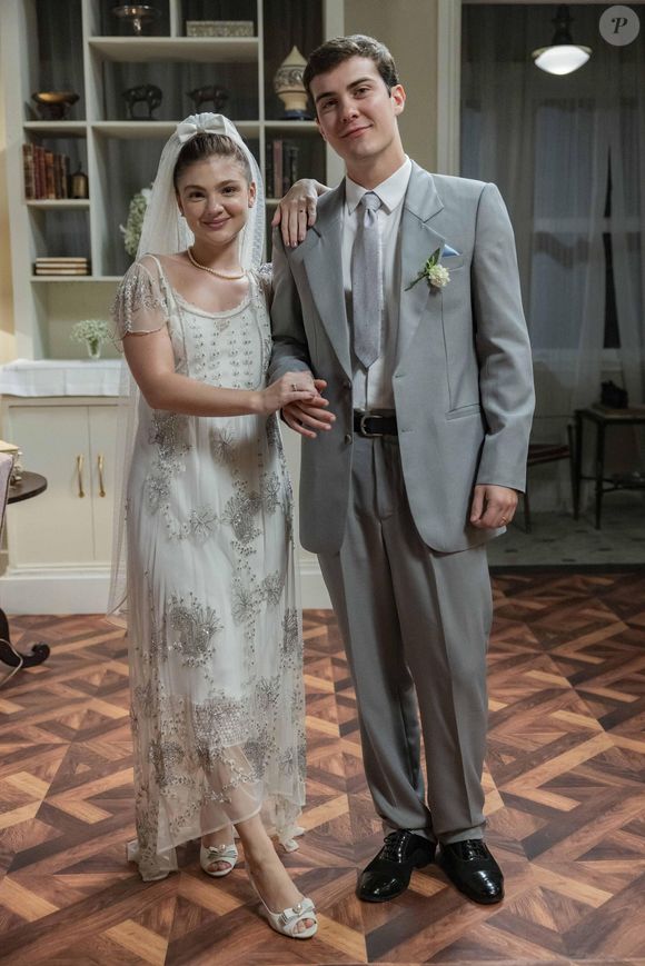 Novela 'Garota do Momento': Celeste (Débora Ozório)  aposta em vestido de noiva romântico para o casamento com Edu (Caio Manhente).