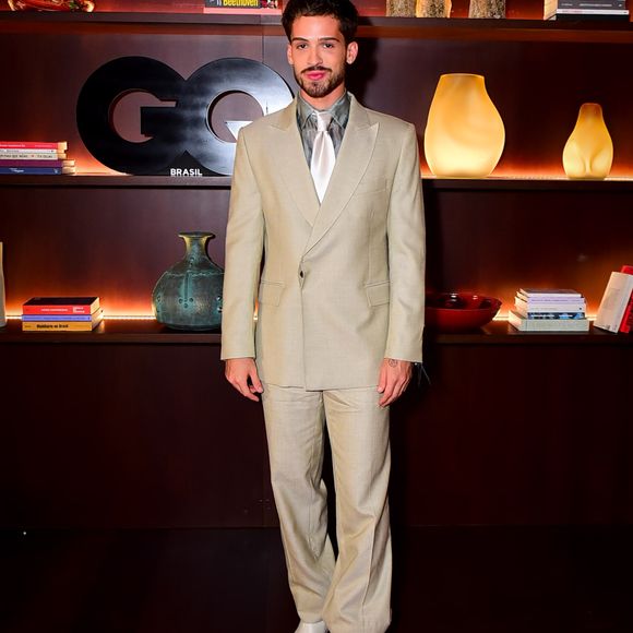 João Guilherme passou a cozinhar mais depois da chegada da nova namorada em sua vida. Quem conta a informação é Juliano Floss