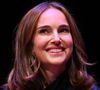 Em 2014, Natalie Portman transformou o mercado de luxo ao lançar 20 relógios de diamantes exclusivos de US$ 500 mil cada, movimentando uma fortuna de mais de R$ 50 milhões para financiar causas de educação e sustentabilidade socioambiental