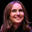 Em 2014, Natalie Portman transformou o mercado de luxo ao lançar 20 relógios de diamantes exclusivos de US$ 500 mil cada, movimentando uma fortuna de mais de R$ 50 milhões para financiar causas de educação e sustentabilidade socioambiental