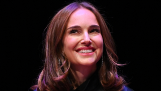 Em 2014, Natalie Portman transformou o mercado de luxo ao lançar 20 relógios de diamantes exclusivos de US$ 500 mil cada, movimentando uma fortuna de mais de R$ 50 milhões para financiar causas de educação e sustentabilidade socioambiental