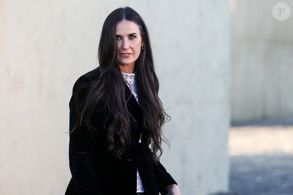 Demi Moore dividiu opiniões com nova aparência em desfile da Fendi