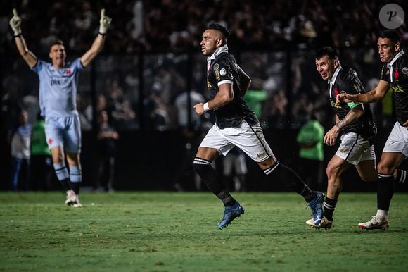 Jogador do Vasco Dimitri Payet chegou ao clube em 2023 e atuou no último domingo, 30 de março de 2025, contra o Santos pelo Campeonato Brasileiro 2025