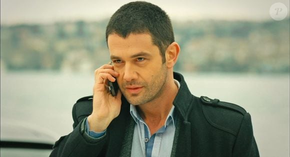 Keremcem como Ateş German: Advogado de sucesso e braço direito de Mehmet Emir Atahan. Carrega segredos do passado que influenciam suas ações e relacionamentos.