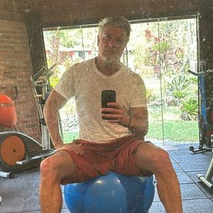 "A gente envelhece, não dá mais. O pai tem uma barriguinha, na época dava, mas agora não dá mais", comentou ainda Marcello sobre ficar mostrando seu físico em novelas