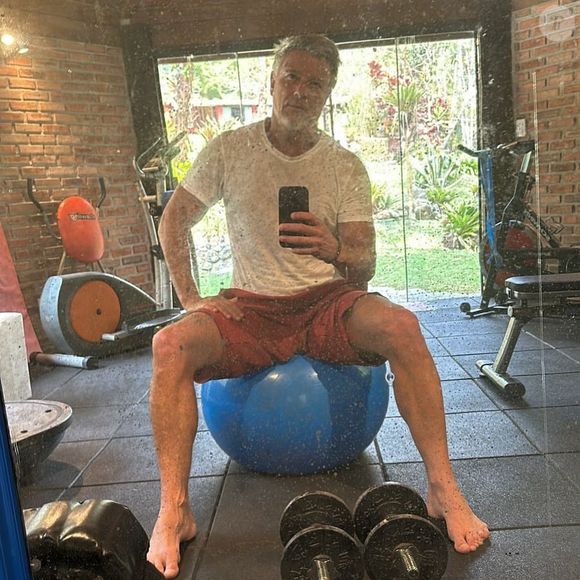 "A gente envelhece, não dá mais. O pai tem uma barriguinha, na época dava, mas agora não dá mais", comentou ainda Marcello sobre ficar mostrando seu físico em novelas
