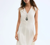 O vestido midi creme da H&M aposta em decote em V, saia evasê e modelagem feminina para criar um visual leve, elegante e perfeito para os dias amenos do outono