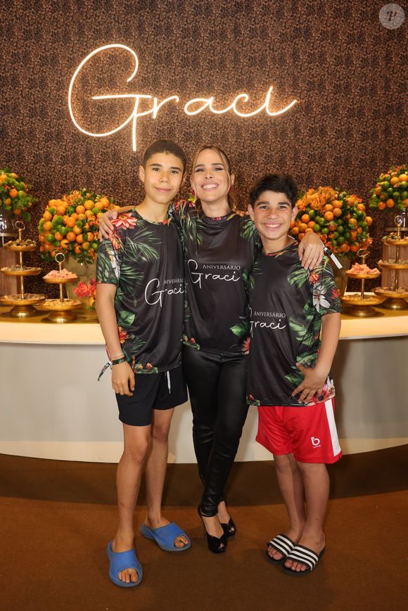 Wanessa Camargo posou para fotos com os filhos, José Marcus e João Francisco