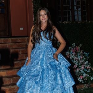 Neta de Leonardo dançou valsa com um vestido corpete ajustado que valoriza a silhueta