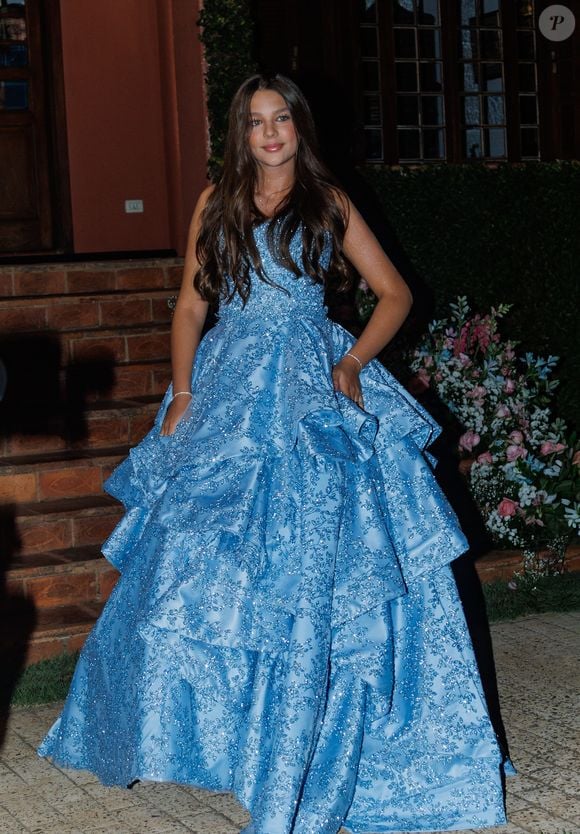 Neta de Leonardo dançou valsa com um vestido corpete ajustado que valoriza a silhueta