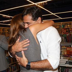 Sasha Meneghel dá abraço no pai, Luciano Szafir, em lançamento do livro do ator