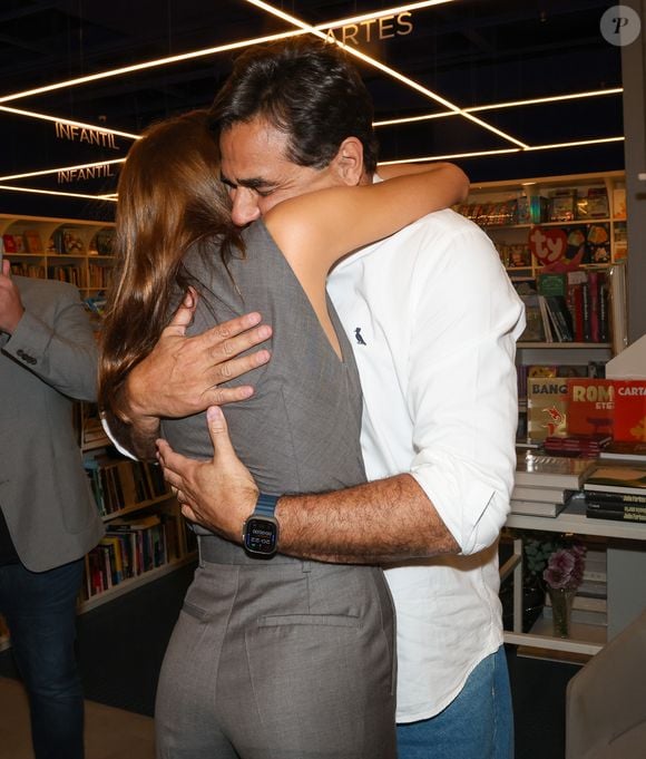 Sasha Meneghel dá abraço no pai, Luciano Szafir, em lançamento do livro do ator