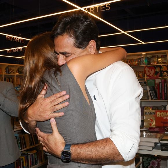 Sasha Meneghel dá abraço no pai, Luciano Szafir, em lançamento do livro do ator
