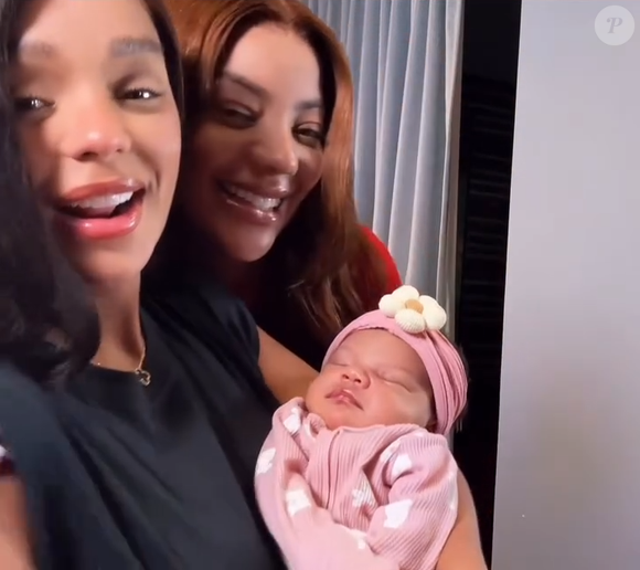 Um dos nascimentos mais celebrados de 2025 foi o de Zuri, primeira filha de Ludmilla e Brunna Gonçalves. A bebê nasceu em 14 de maio, em Miami, nos Estados Unidos, e a notícia veio acompanhada de uma enxurrada de mensagens de carinho!