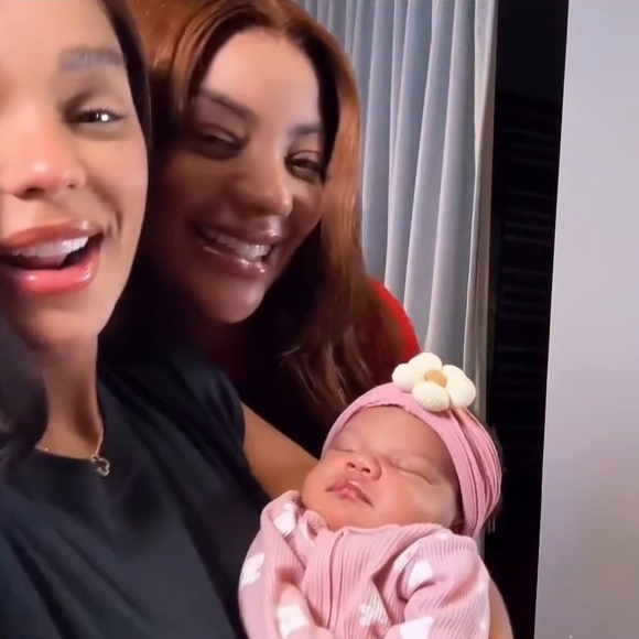 Um dos nascimentos mais celebrados de 2025 foi o de Zuri, primeira filha de Ludmilla e Brunna Gonçalves. A bebê nasceu em 14 de maio, em Miami, nos Estados Unidos, e a notícia veio acompanhada de uma enxurrada de mensagens de carinho!