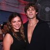 Até parece casal da Netflix: com look preto chic, Luana Maia, irmã de Bruna Marquezine, beija muito o namorado Lucca Picon em evento no Rio. Veja fotos!